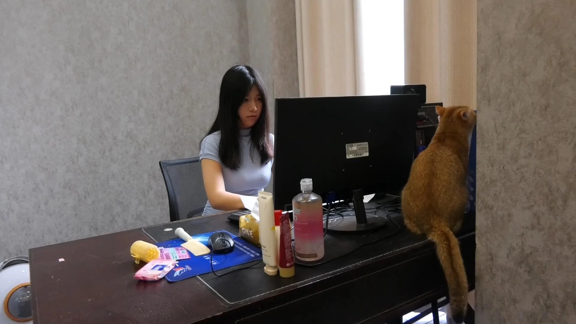 定拍转公映《入室的恶魔 》上集 肉丝性感美女被女恶魔 全身捆绑戴大号口球囚禁在狭小地牢里