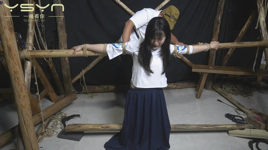 【心灵的抗战】被捕戴上手铐脚镣刑房跪绑压杠子老虎凳打挠脚心鹦鹉吊晕死也不屈服刑场-1