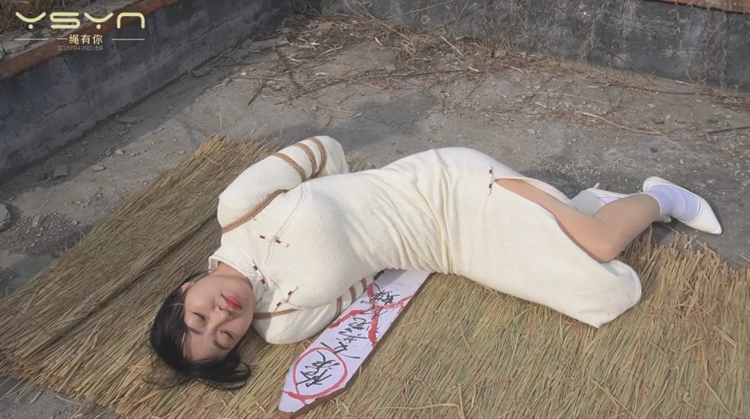 【被捕女教师】由于叛徒出卖被抓捕的女教师惨遭严刑拷打双手吊起鞭打老虎凳铁钳子夹脚趾电刑五花大绑枪决-14