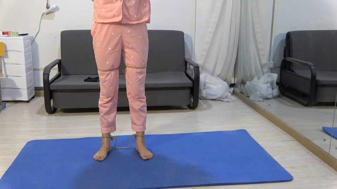 长腿美女荣荣身穿睡衣 化身为女犯 抓捕 反扭 手铐 扎带 光脚 捆绑 押解-4