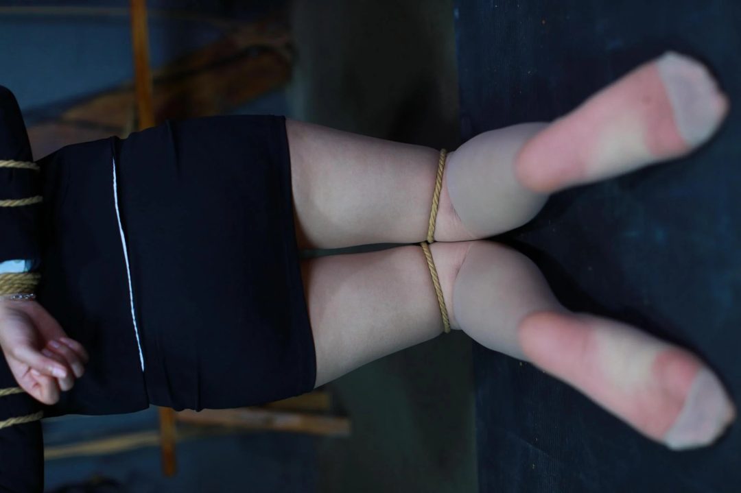 【西装束缚】漂亮的涵涵依依西装短裙五花紧敷扎污绳摆拍剧照-6