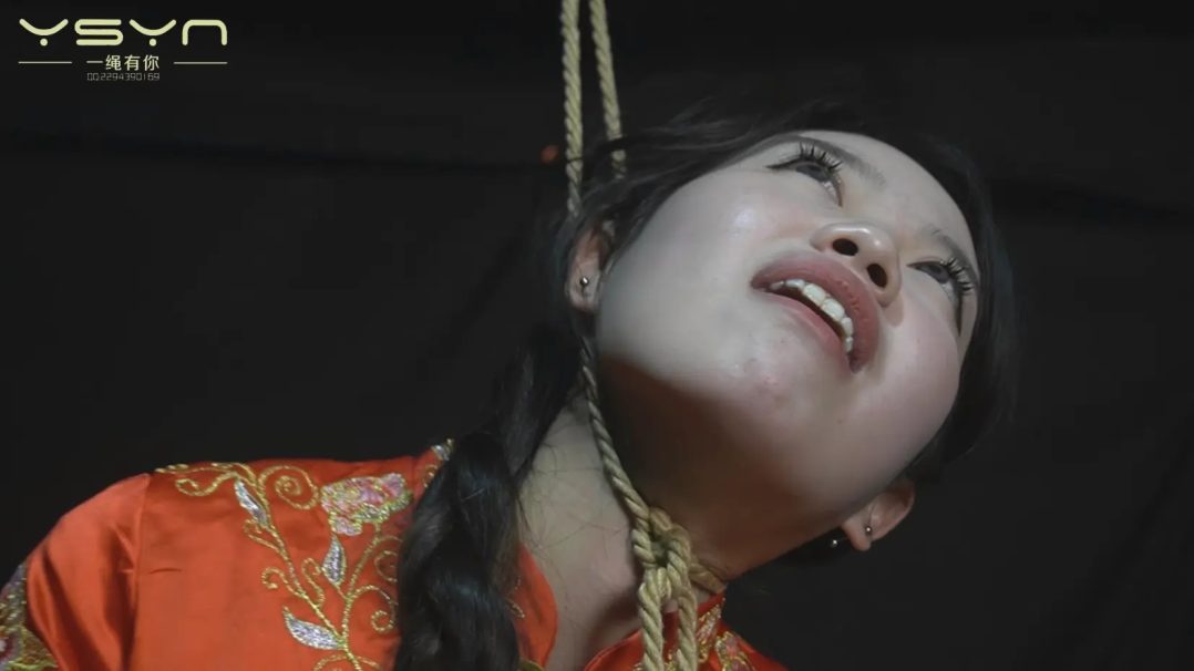 【玷污的新娘】反动派败退残余副官私闯洞房花烛枪杀秀禾新郎抢走新娘威逼刑讯誓死不从被玷污后自缢-13