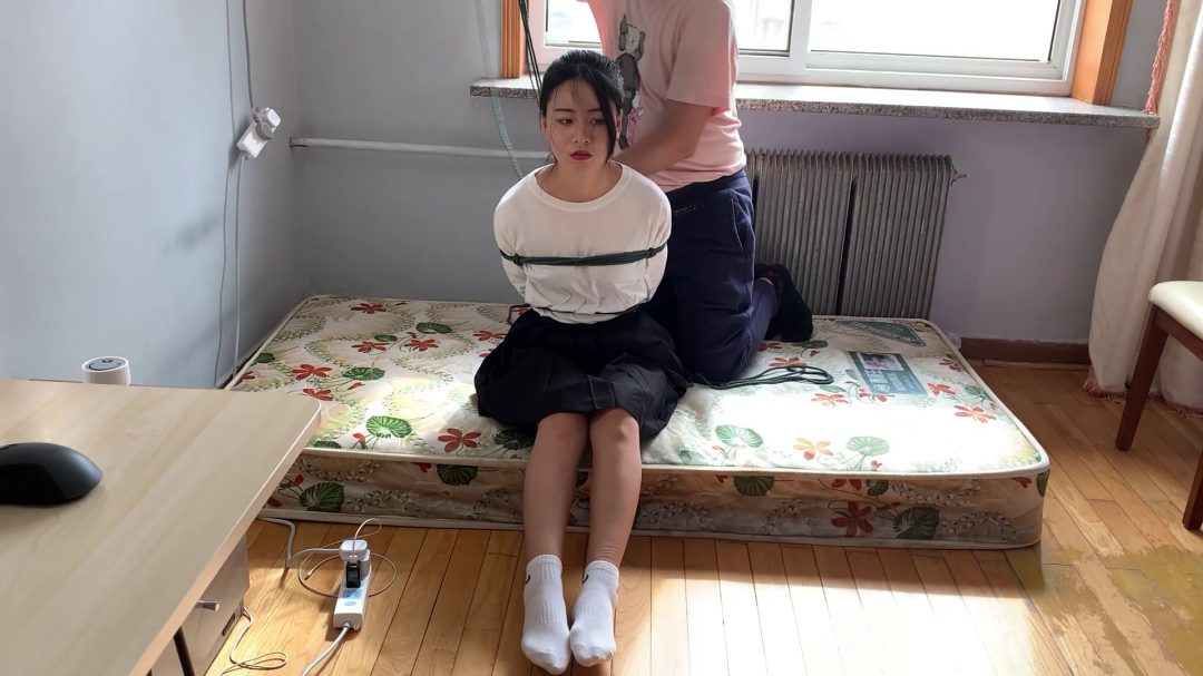 妹子体验捆绑，白棉袜日式驷马挣扎-8