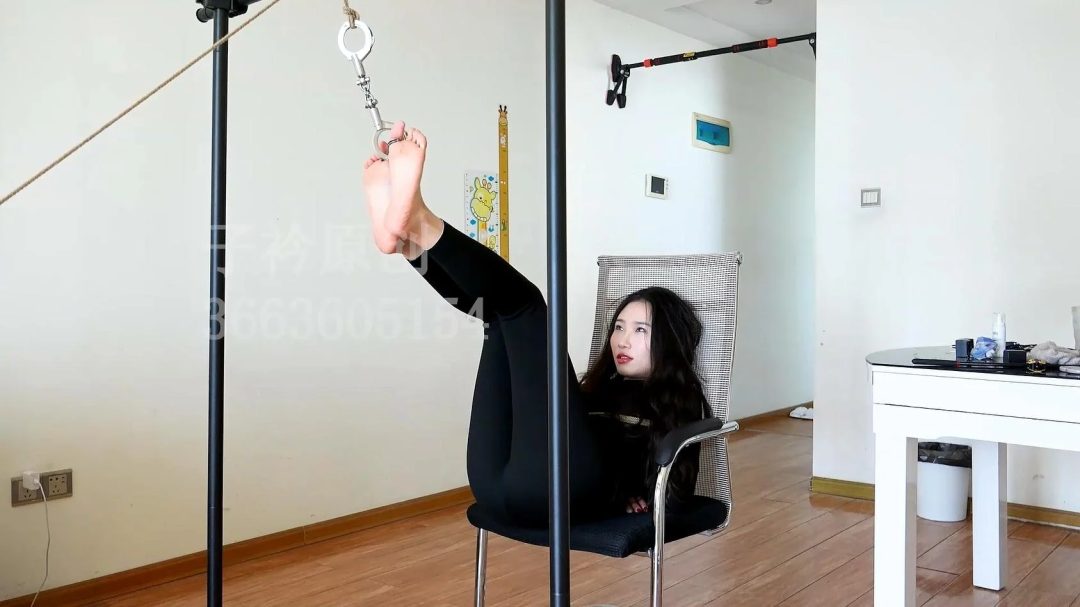 妍如拇指铐吊脚趾挑战-2