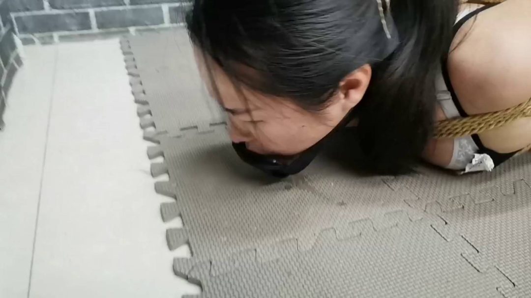 柔柔 绳模秒变绳奴 驷马紧缚堵嘴 倒吊 鞭打-3