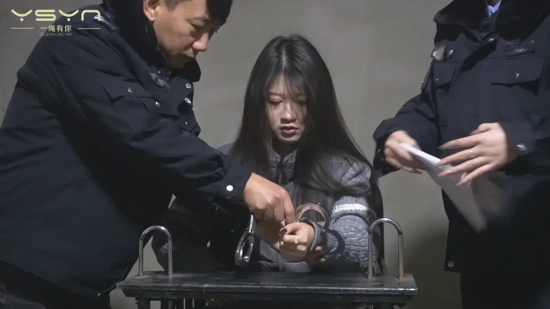 【法律的天平】19岁的女孩柳嫣因经济犯罪被捕审讯时态度强硬关押牢房梦中被绞刑醒后戴-3