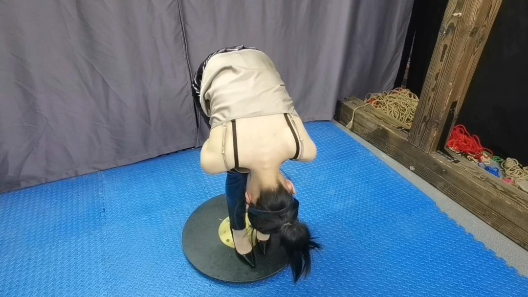 柔仙儿12公分高跟抱腿拘束架禁锢 越挣扎越难受-3