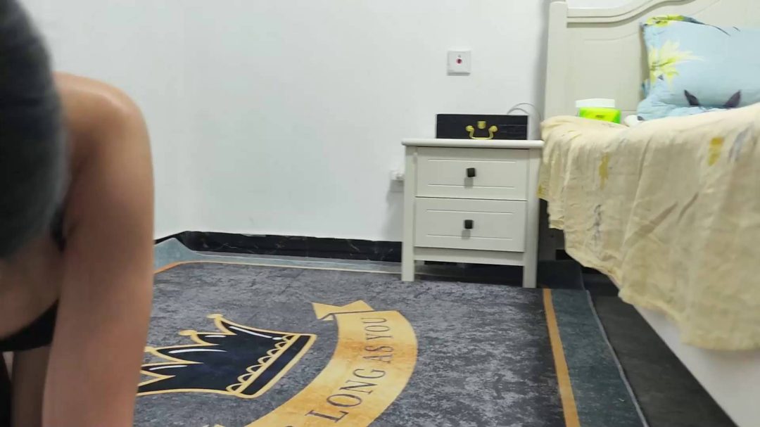 新模小赢情趣内衣，吊带丝袜堵嘴项圈，手铐脚铐，被主人遛狗，鞭打-4