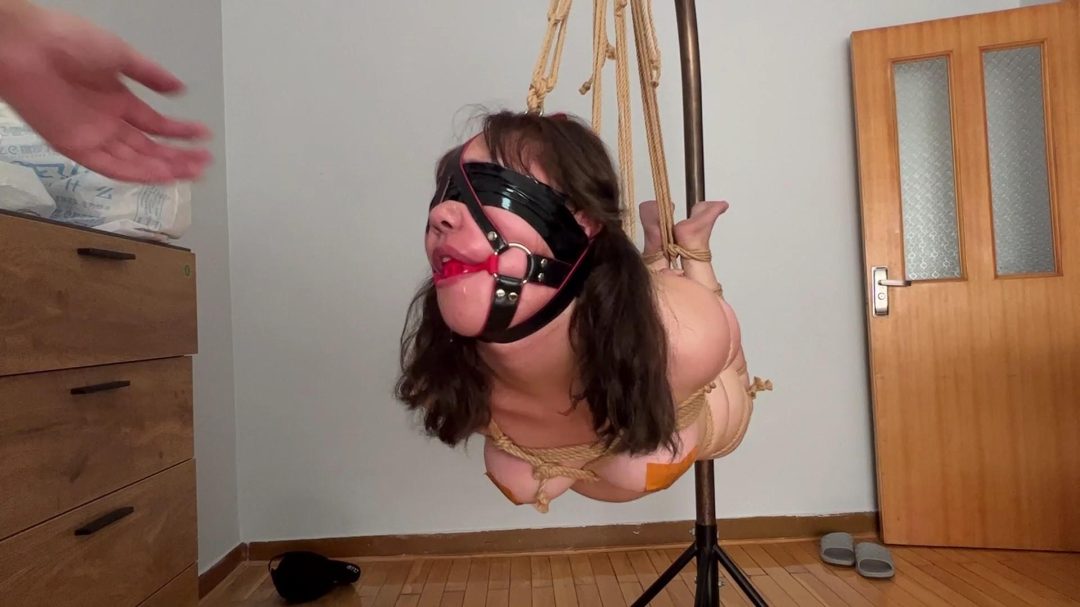 真实调教裸体超紧暴吊女m 暴力耳光连击舔鼻羞辱，全程崩溃尖叫-2