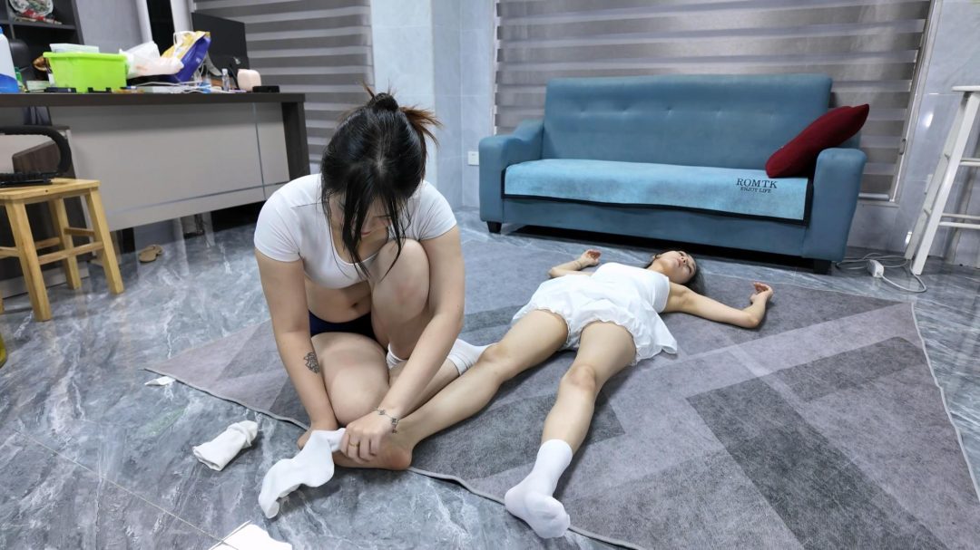 定拍作品《下》双女点穴定身加tk挠痒白袜，情节很丰富，女生颜值也很高，剧情包含定身穴、笑穴、被定住摆造型、挠脚心，情节多重反转-2