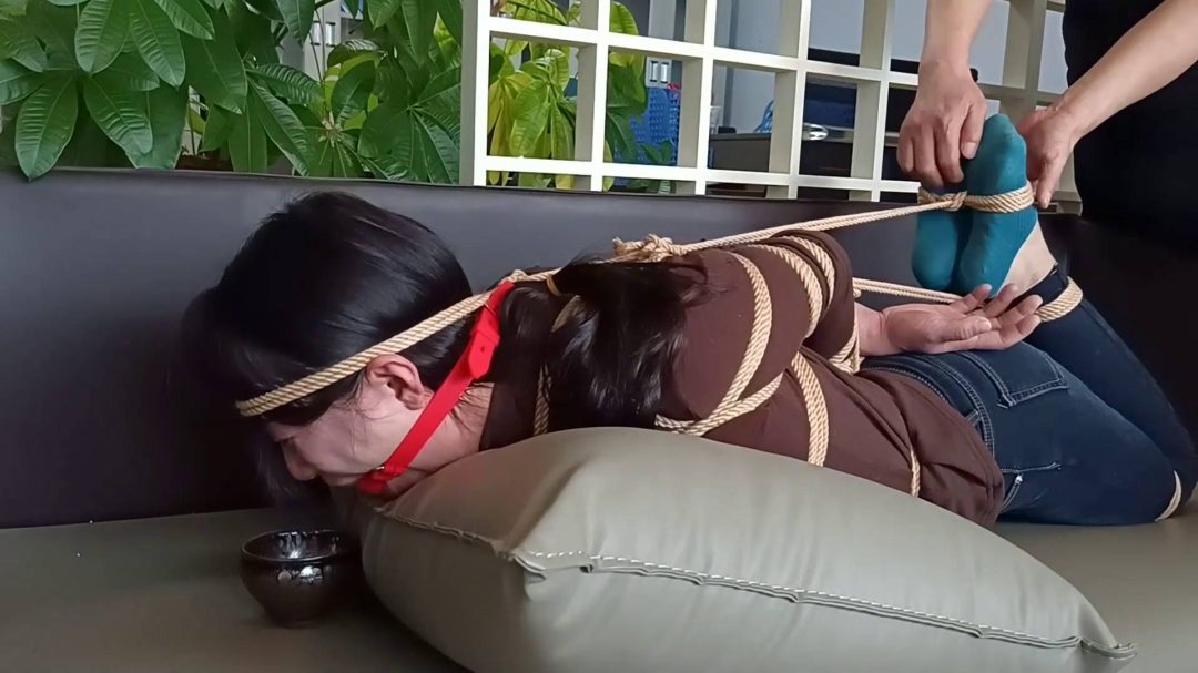 勇敢的家庭主妇第一季，极限捆绑、勒头驷马-7