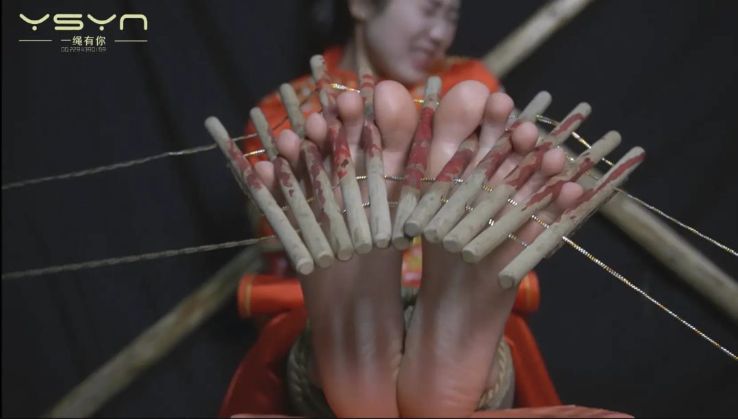 【玷污的新娘】反动派败退残余副官私闯洞房花烛枪杀秀禾新郎抢走新娘威逼刑讯誓死不从被玷污后自缢-2