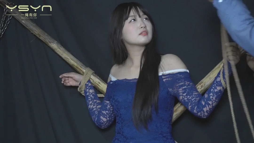 【失足女的悲喜】失足女接客遭绑匪迷晕装袋密室捆绑关笼子戴手铐玩弄特别难受-2