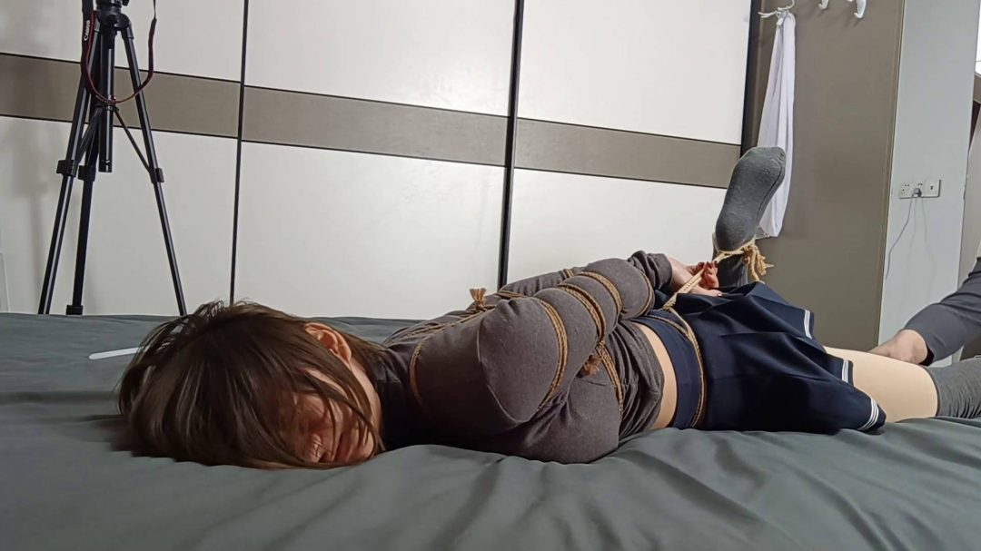 妞妞灰衫第四季，脱靴麻绳分腿驷马紧缚-1