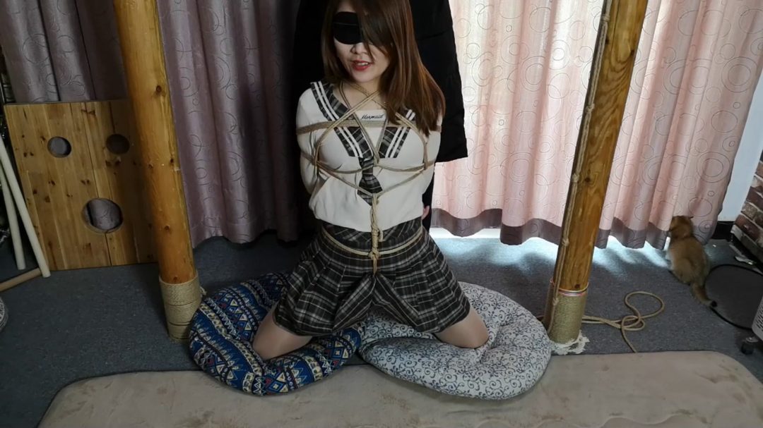 女艾姆梁莉莉 JK装 柱子上分腿 鞭打-4