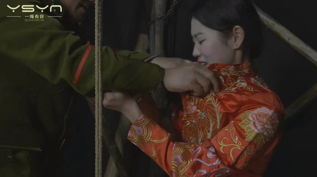 【玷污的新娘】反动派败退残余副官私闯洞房花烛枪杀秀禾新郎抢走新娘威逼刑讯誓死不从被玷污后自缢-11