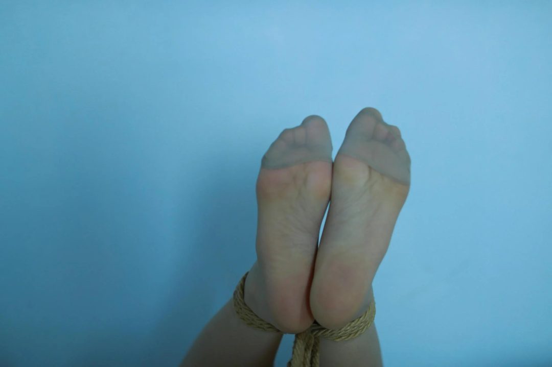 【铁窗下的姑娘】柳诗涵、柳依强强联合打造拷在铁窗下沙发上各种姿势五花驷马美丽展示-9