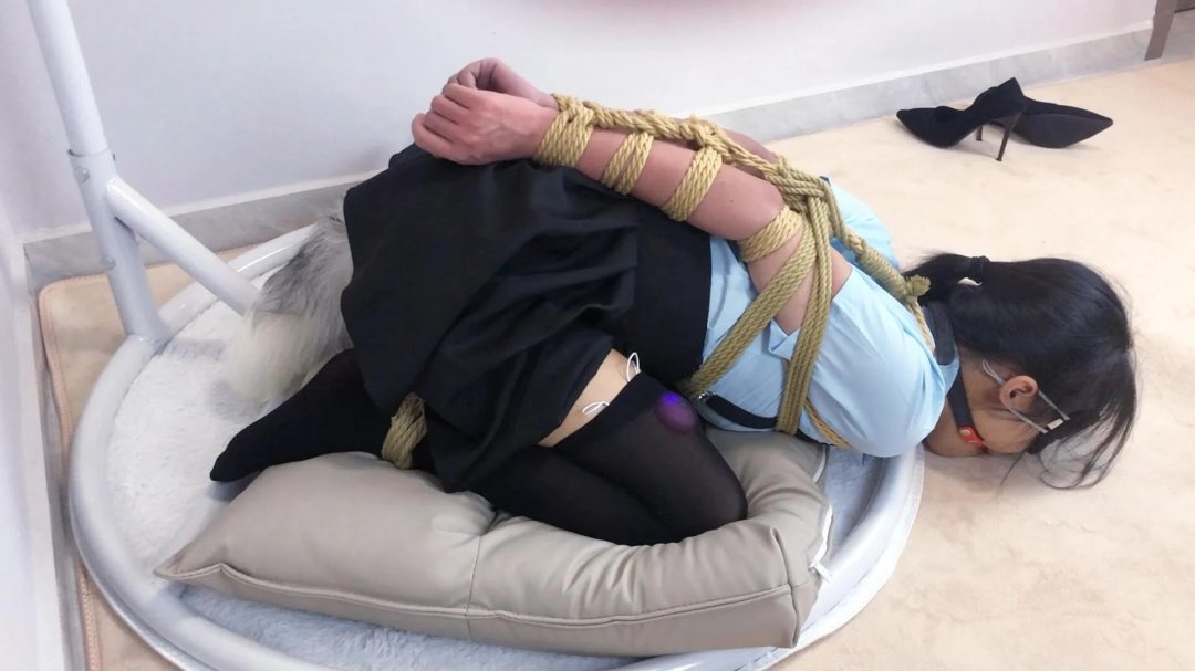 《路崽日记》-学院风制服+日式紧缚+胸缚+股绳+多节并腿缚+放置挣扎+（+口球+尾巴）三栋塞满+超紧欧式直臂紧缚+分腿蟹缚直臂吊起+跪缚+趴着露出尾巴等等-14