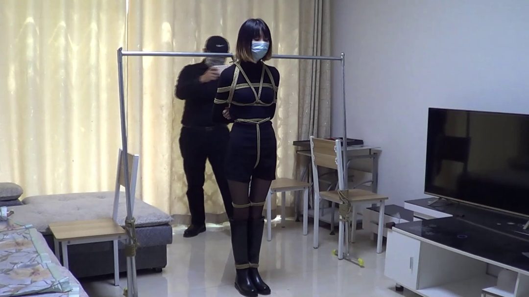 红豆黑衣黑丝跪缚 口球堵嘴 口水收集-3