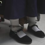 【心灵的抗战】被捕戴上手铐脚镣刑房跪绑压杠子老虎凳打挠脚心鹦鹉吊晕死也不屈服刑场