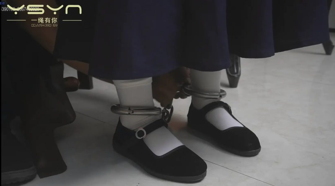 【心灵的抗战】被捕戴上手铐脚镣刑房跪绑压杠子老虎凳打挠脚心鹦鹉吊晕死也不屈服刑场-5