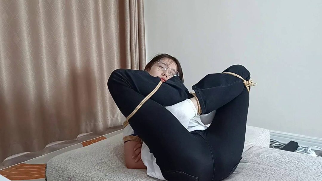 眼镜学姐文静的桃缚捆绑第一季-6