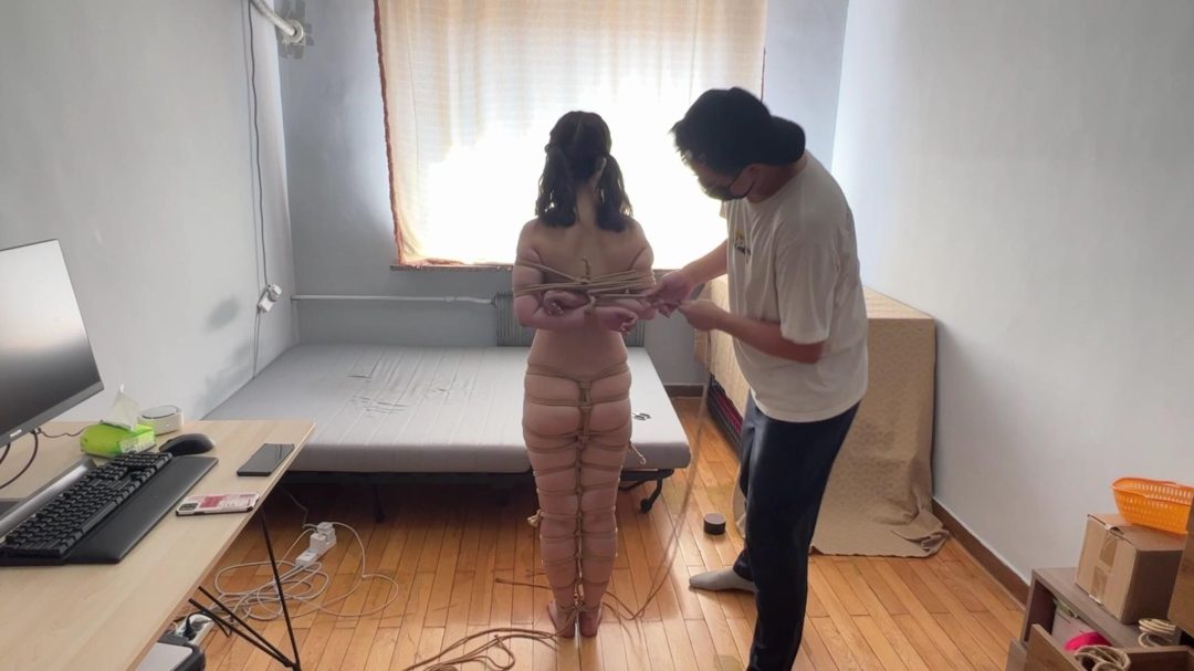 真实调教裸体超紧暴吊女m 暴力耳光连击舔鼻羞辱，全程崩溃尖叫-4