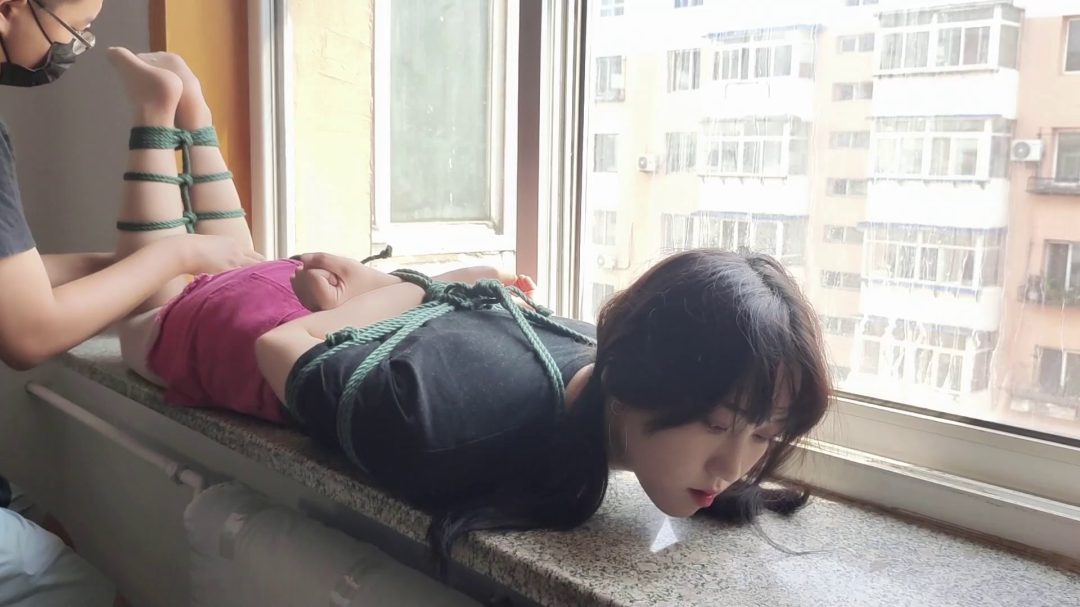肉丝美少女欣妍股绳驷马缚窗台放置，强制抬头，马具口球堵嘴口水-8