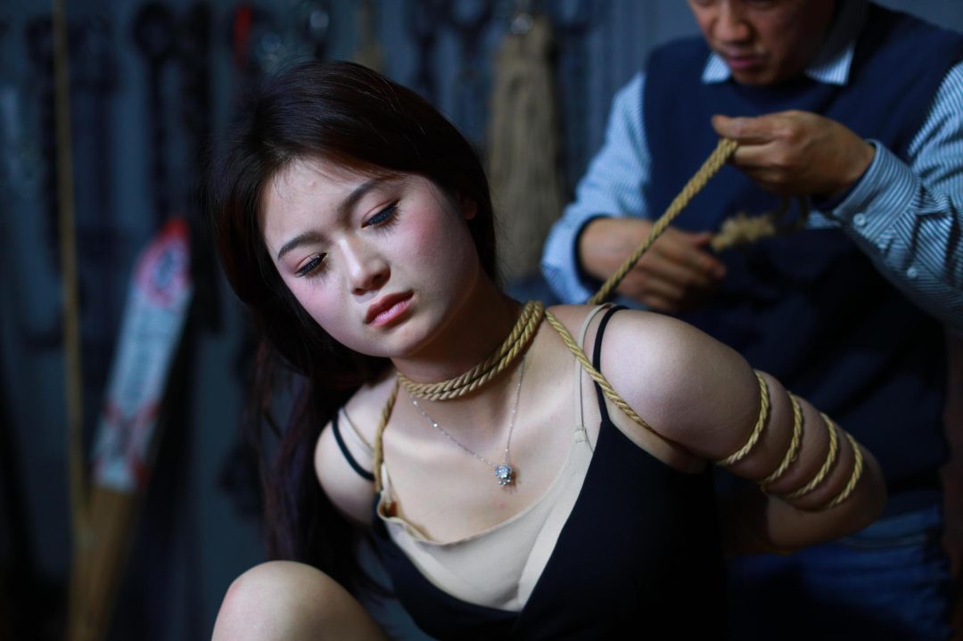 【刑房残虐】菲菲重镣双手大字绑堵嘴鞭打蜡烛烧腋窝老虎凳四蹄吊起挠打脚心筷子夹脚趾七花大绑-8