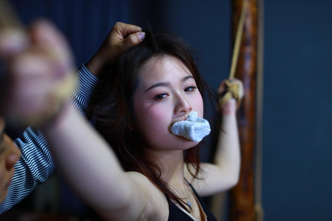 【刑房残虐】菲菲重镣双手大字绑堵嘴鞭打蜡烛烧腋窝老虎凳四蹄吊起挠打脚心筷子夹脚趾七花大绑-4