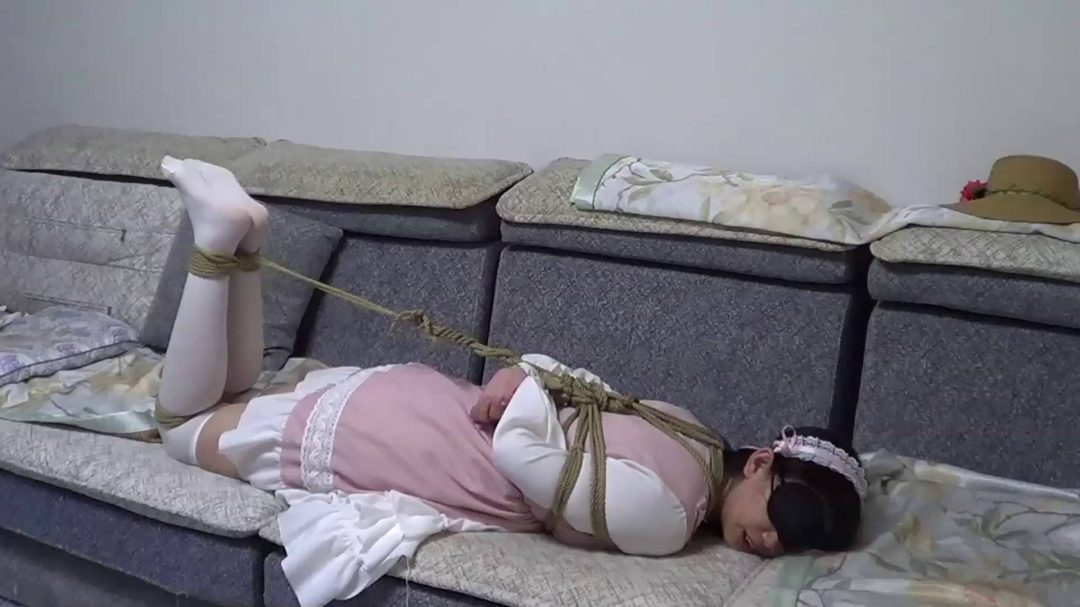 00后姐妹花 玉箫 可可姐妹 可爱OL娘 互绑喂零食 互相解缚失败被欺负-2