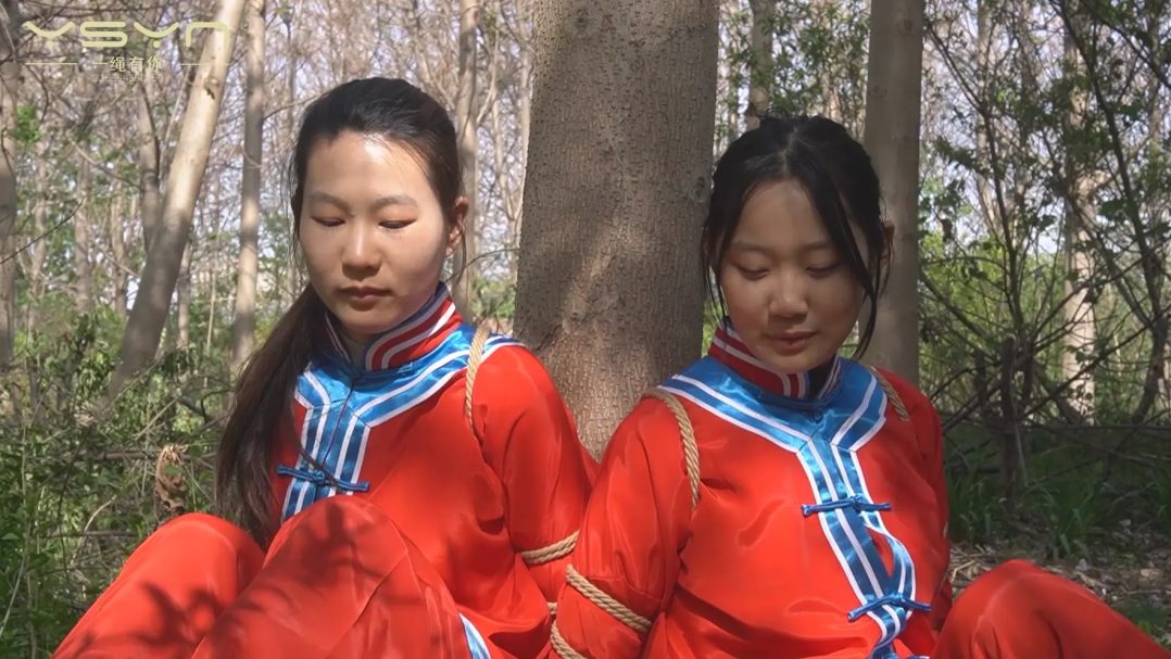 【丛林斩首】官差押送两名年轻漂亮女犯刑房审讯不招关押牢房五花大绑丛林中斩首-6