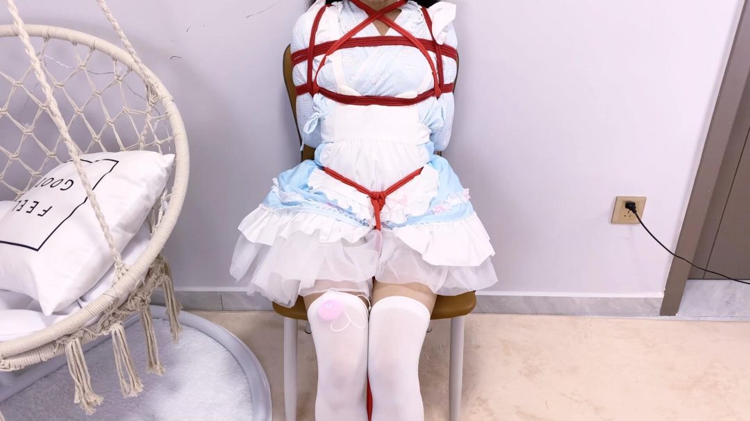 《路崽日记》-洛丽塔日式紧缚+胸缚+超紧股绳+红布塞嘴+红绳勒嘴+拉拽股绳牵着走+跪着走+鸭子坐+欧式直臂紧缚+后手吊缚+铁杆子紧勒-4