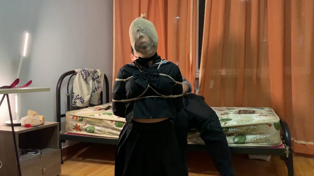 月月后手缚强制下跪 鼻钩口环丝袜套头 sp 口球 口水-7