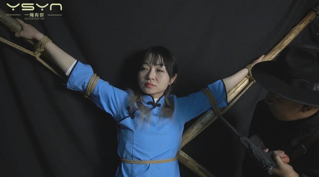 身着五四装的留洋女学生被抓刑房受尽吊打木马绳索勒腰老虎凳扎脚心绞死-4