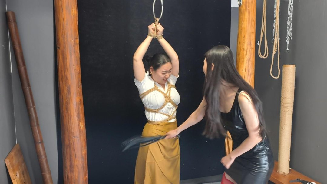 杀手黑玫瑰来找M国间谍老大，不料被秘书骗走被绑起来驷马鞭打，挣脱束缚后将秘书反杀，鞭打，点击，带口球，秘书口水直流。。-6