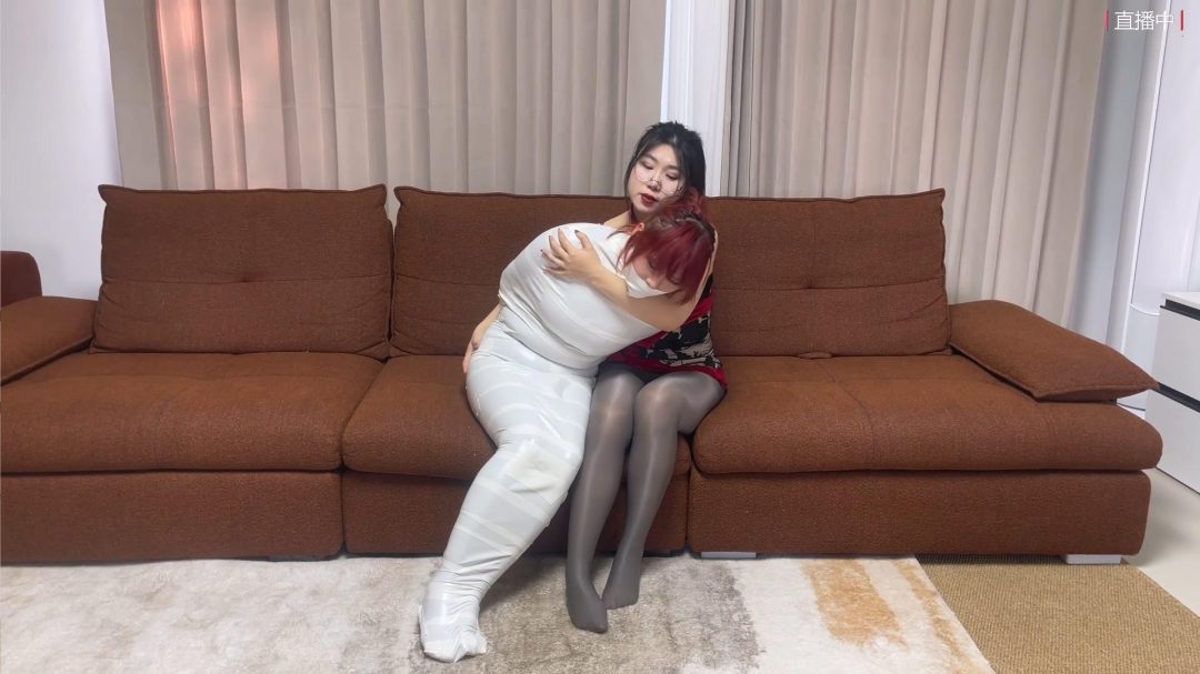 king云雀定拍超人气系列《女奴贩卖直播间——丰满木乃伊女奴01》超清画质 吴晗 曼妮 超丰满性感身材 泡沫胶带完美密封的美人茧 全程都有剧情 美女不停蠕动挣扎-13