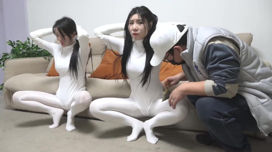 king定拍《鬼屋缚影——双人白丝牵线木偶》刘洋 吴晗性感油光白丝体操服美女 美女们入住鬼屋 被控制玩弄成牵线人偶肆意玩弄-11