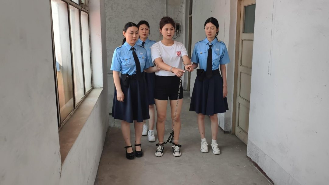 新模特以墨被逮捕，被佩戴连体镣铐，死镣死铐，因杀人被判刑，带20斤镣铐-9