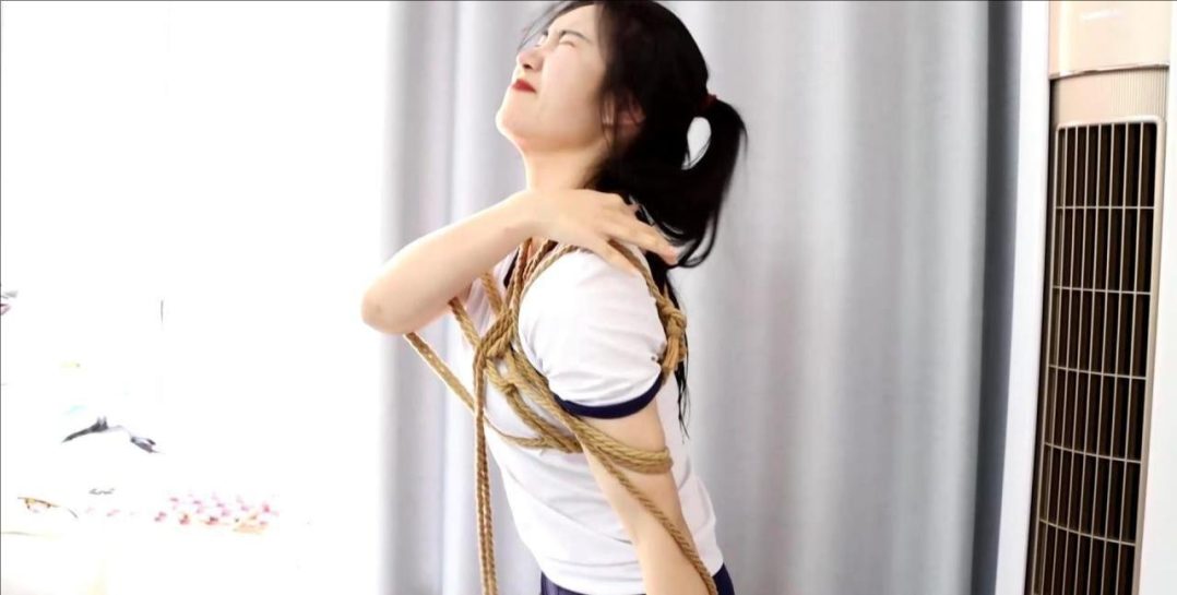 king剧情定拍！《白丝笨蛋美女的奇怪自缚01》笨蛋美女意外被绳子缠缚结果越挣扎捆绑的越紧 超有趣剧情~-3