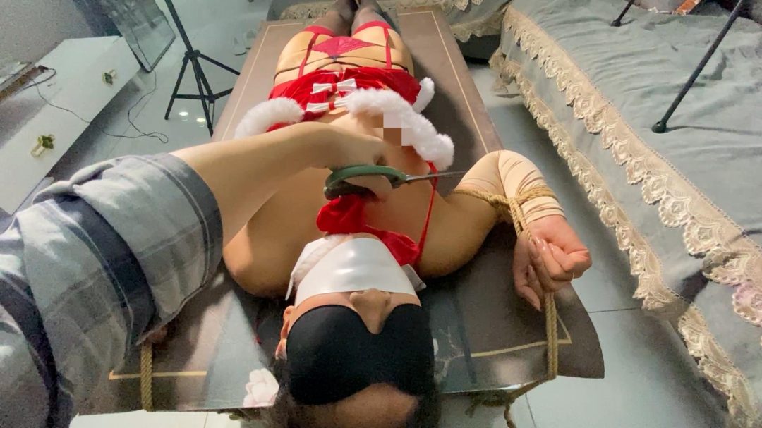 【咖啡姐】【圣诞节补发】咖啡姐自拍 化身“圣诞礼物”全过程 丝袜驷马 封嘴蒙眼 独自放置-7