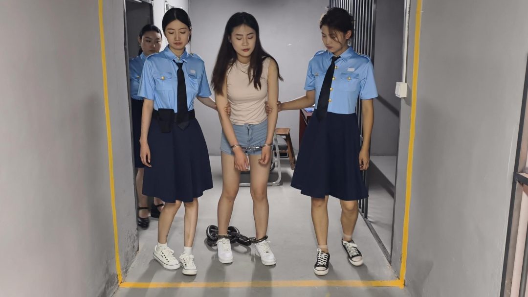 【鑫鑫工作室】新模特依一交易被卧底帽子抓捕，回来后拒不交代，于是给她带上了最重的30斤脚镣关进牢房，再次提审的时候终于承认了自己的罪行-4