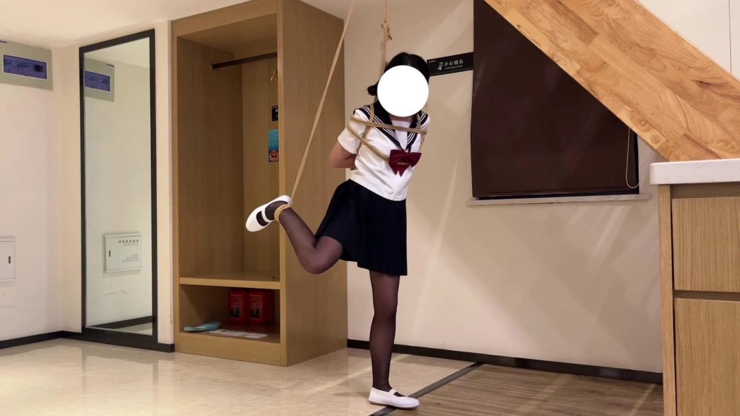 臭脚妹妹第一部露脸作品(假露脸）【水手服】【油光黑丝】【白一带】【单腿吊缚】-5