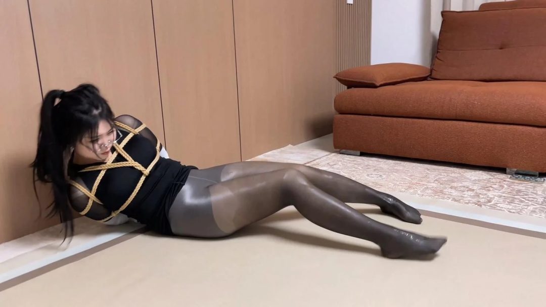 king云雀定拍《油光丝袜美女租客—粘液陷阱02》粘液丝袜 玩弄挠痒丝袜美脚 美女使劲全力逃跑 但全是滑滑溜溜怎么挣脱？油光灰丝-1