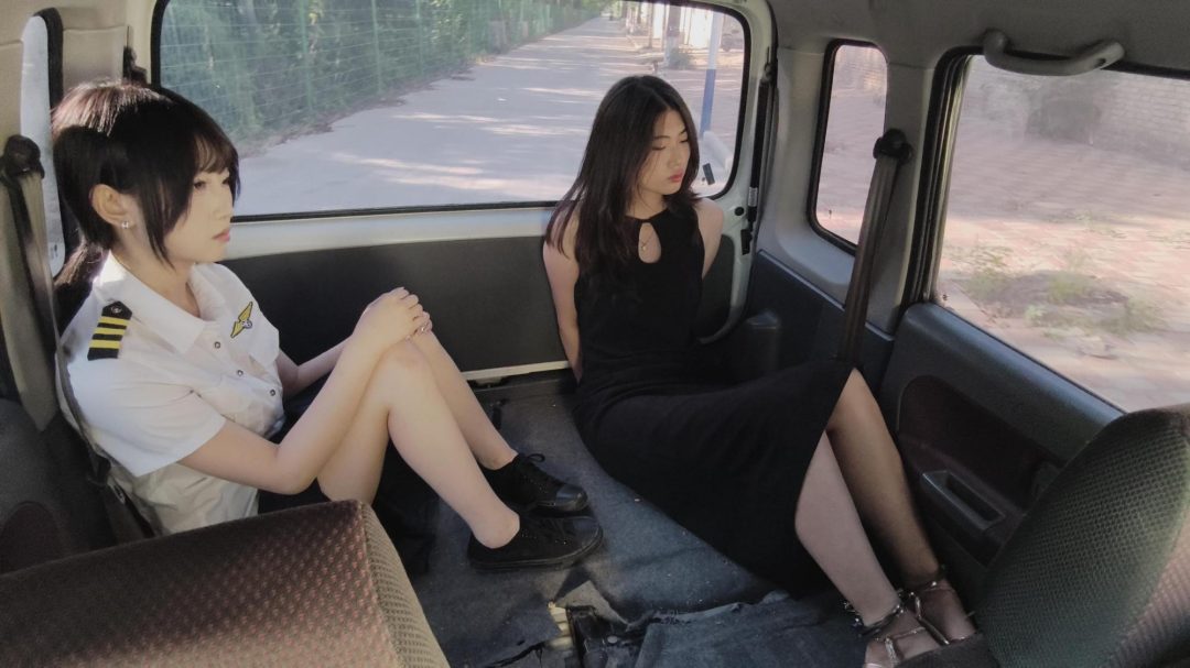 【鑫鑫工作室】新模特瑶瑶被逮捕后，因涉嫌在咖啡厅给客人下药导致其s亡而被审问。她起初否认罪行，试图辩解-1