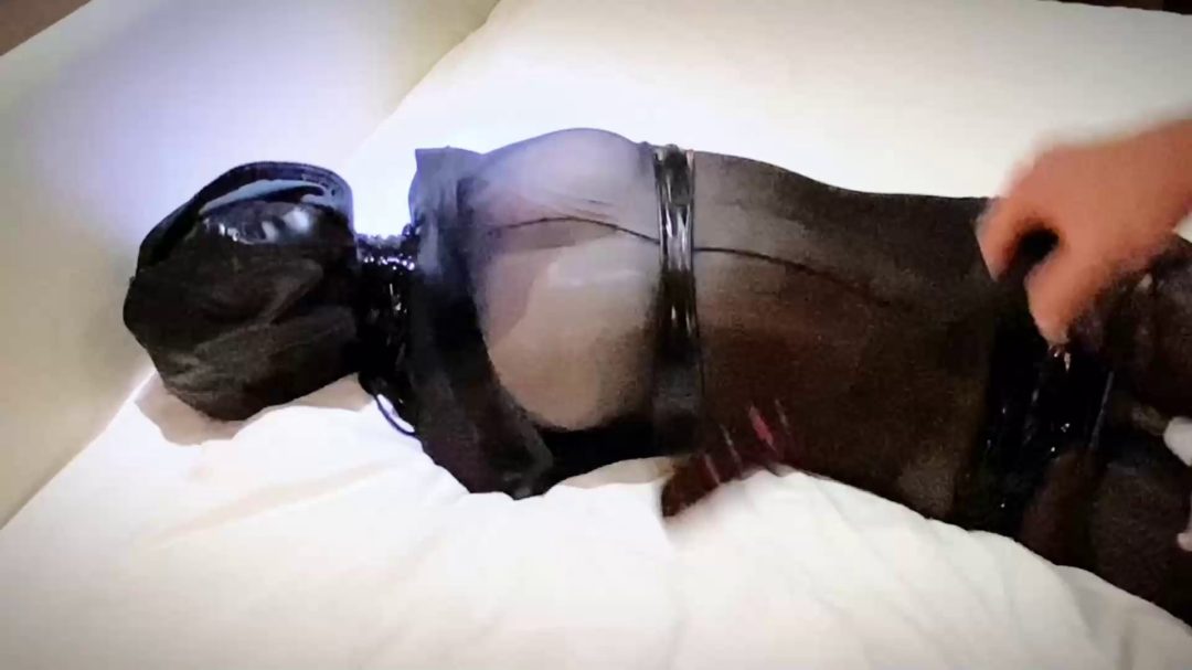 小萄同学全包黑丝袜，体验胶带封嘴后的头套限制呼吸-2