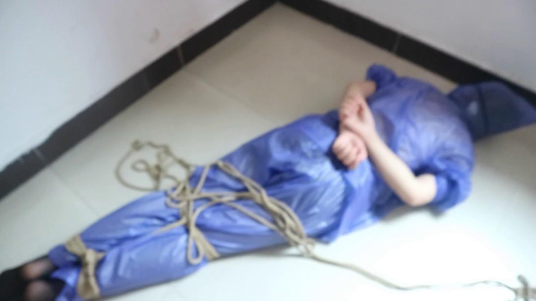 【臭脚妹妹】【雨衣紧缚】【黑丝帆布鞋】【多层丝袜套头】-8