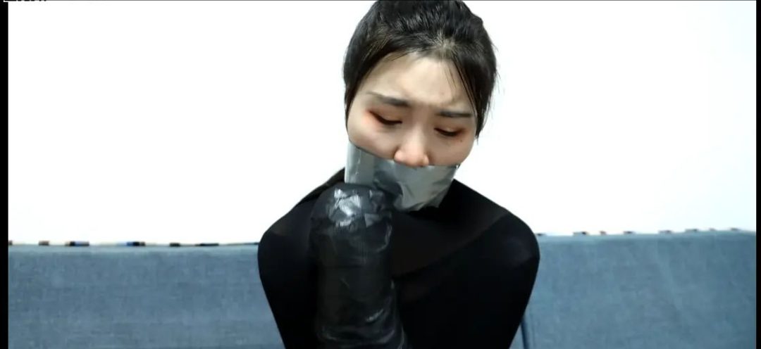 king定拍《作茧自缚 下》性感女神偷被胶带密集包裹 然后被黑丝丝袜套全包囚禁 美女用计想逃脱却直接让自己作茧自缚了-1