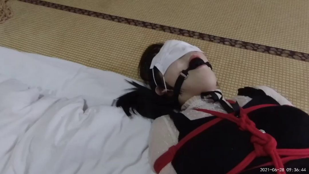 捆绑 堵嘴 恋足 sp（1-2合并版）对小芳妹子进行捆绑堵嘴放置-5