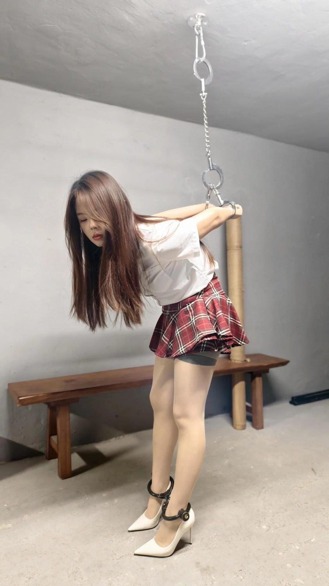 【鑫鑫工作室】张小可被抓获，从其包里搜出x品，但张小可坚称不知道x品为何会在其包里，并称是别人放的。J对张小可进行审讯，把她吊起来，张小可最终承认自己为帮助缺钱而开始帮其闺蜜肖雨琪带货-10